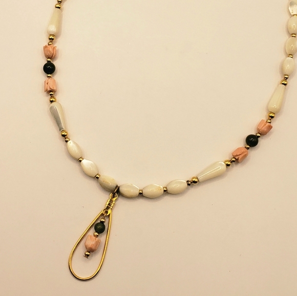 Very Pretty Mother of Pearl Oval Beaded Necklace With Rose and Jade Beads - Picture 7 of 9